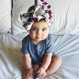 Bandeau sur tête d'un bébé fille avec noeud